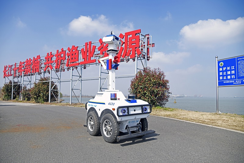 移动5G智能巡逻机器人上岗了.jpg