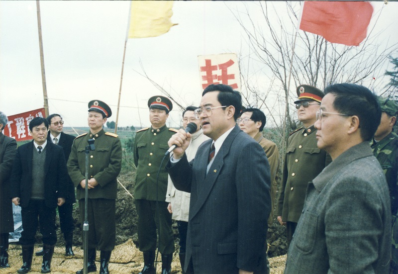 1996年3月,江苏省邮电建设工程公司承担国家一级干线北沿江、北沿海工程(江苏段)的施工。时任江苏省常务副省长季允石在现场向参战人员发出动员令.jpg