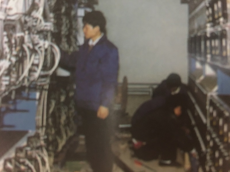 机务人员安装交换机.JPG