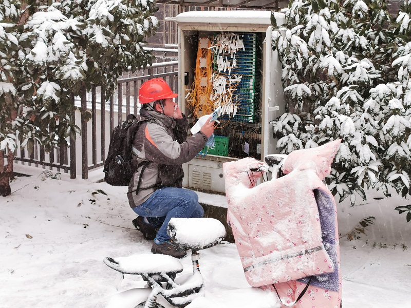 通信员工冒雪检查通信故障.jpg