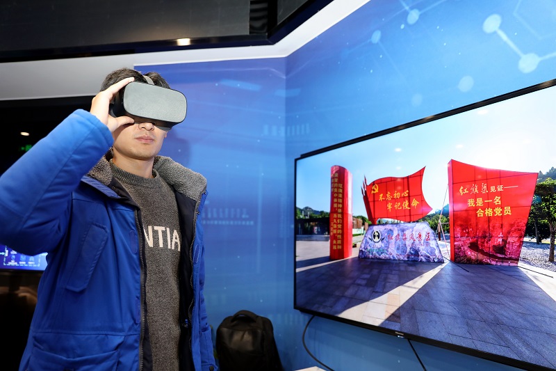“5G+VR党建学习机”引入各地优质教育资源,让员工足不出户就能走遍井冈山、瓦窑堡、遵义等红色教育基地,实现跨越时间、空间的学习交流.jpg