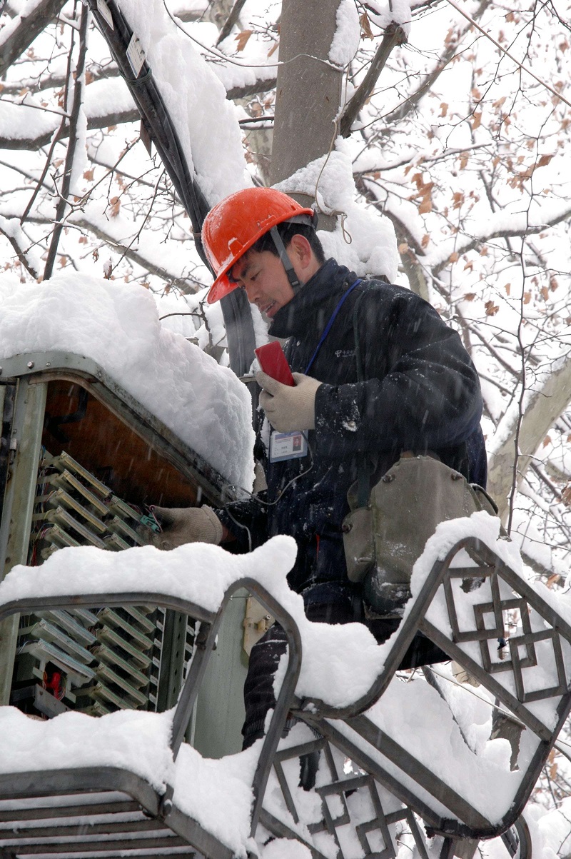 通信员工在风雪中作业.jpg