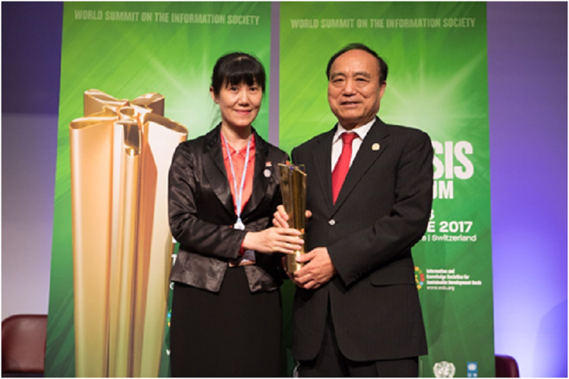 2017年6月,国际电信联盟秘书长赵厚麟为中邮建公司颁发WSIS Winner冠军大奖.jpg