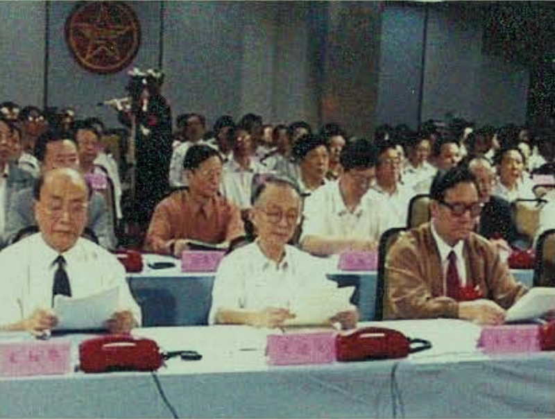 1993年,江苏省委书记沈达人(前排左二)在“全省城乡电话交换机容量突破200万门”庆祝大会上.jpg