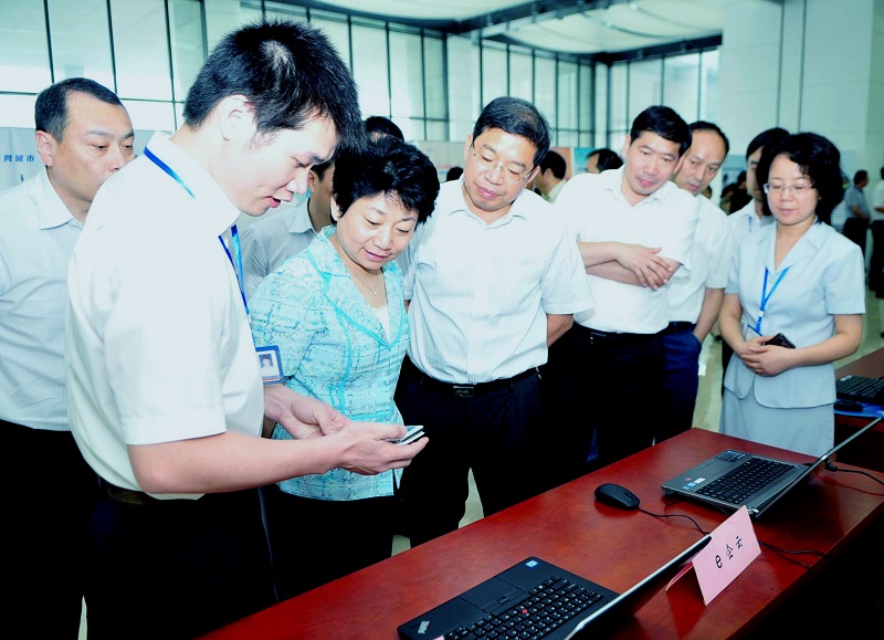 2013年6月26日,无锡电信在市政府搭起新兴业务体验台,时任市委书记黄莉新现场体验.jpg
