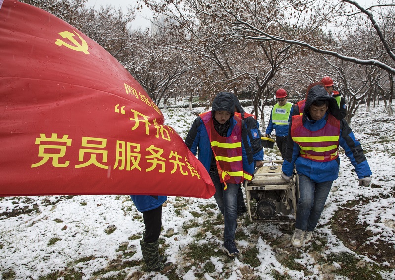 江苏移动的党员们在暴雪冰冻中全力保障通信网络畅通.jpg