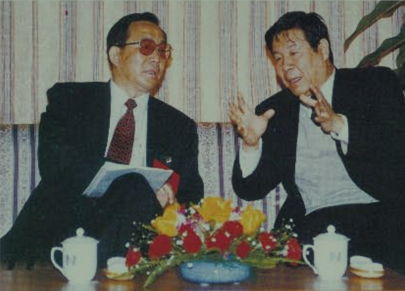 1997年,省长郑斯林(右)在南京会见邮电部部长吴基传,共商邮电发展大计.jpg