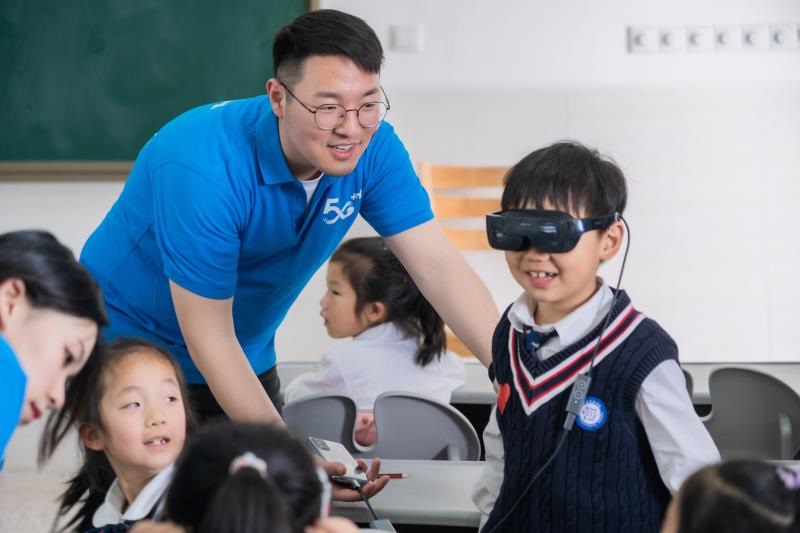 学生们体验移动智慧教育.jpeg