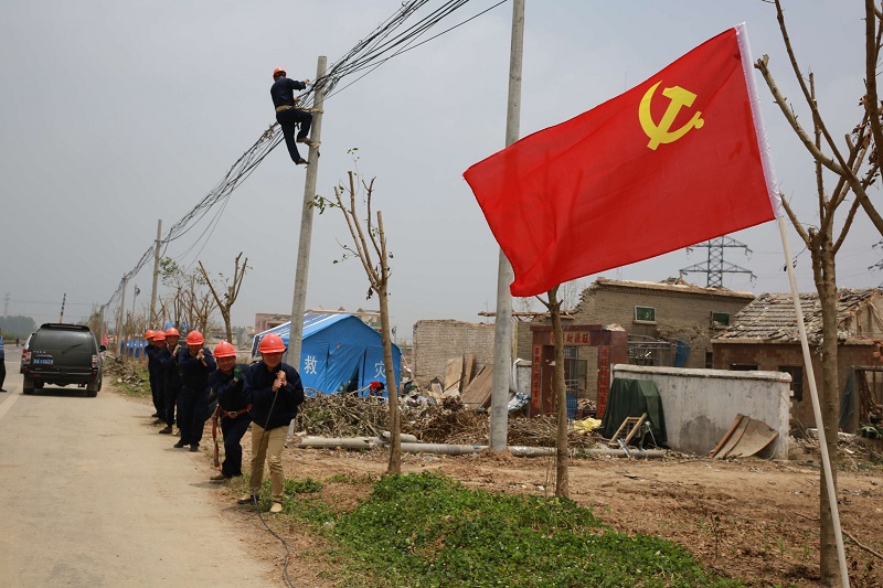 党旗飘扬在救灾第一线.jpg