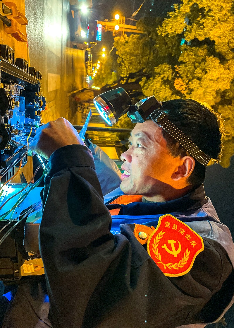 通信员工在抢修通信故障.jpg